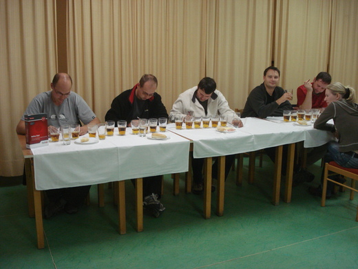 Pivní degustace Lichnov - práce degustátorů1.JPG