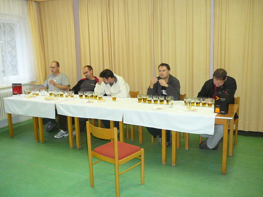 Pivní degustace Lichnov - práce degustátorů2.JPG