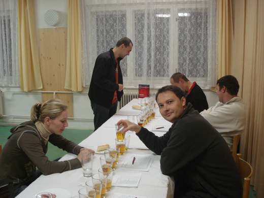 Pivní degustace Lichnov - práce degustátorů3.JPG