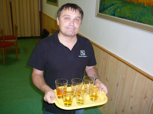 Pivní degustace Lichnov - příprava vzorků.JPG